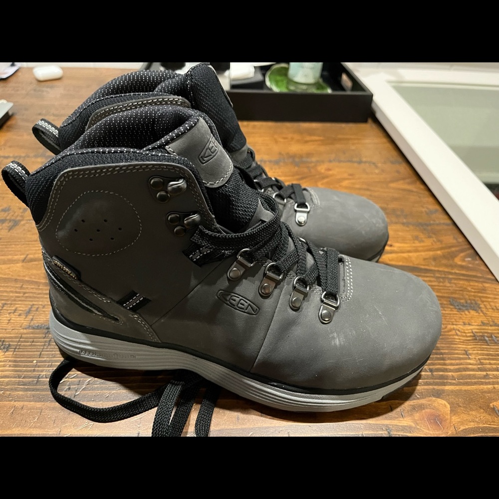 Keen Men's Hiking Shoes Manchester - size 8 (Brand New)